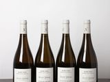 trois bouteilles de vin posées sur une table en bois
