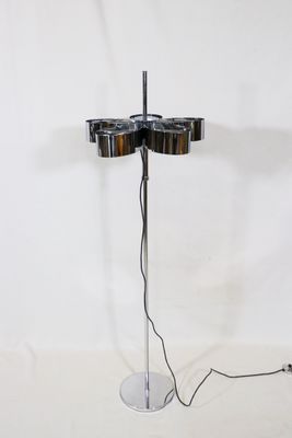 l'image d'une lampe posée sur une table