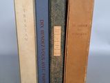 trois livres sont empilés sur une table