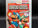 une image représentant une boîte de Mario Bros posée sur une table