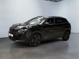 un SUV noir garé dans un showroom aux murs blancs