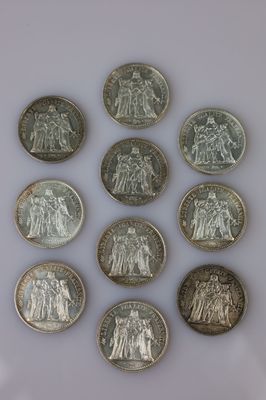 six pièces de monnaie britanniques différentes empilées les unes sur les autres sur une surface blanche