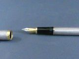 un stylo argenté et un stylo noir sur un fond bleu