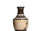 un vase posé sur une surface blanche