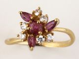 une image représentant une bague en or sertie d'un bouquet de pierres roses et blanches
