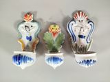 trois vases aux motifs variés accrochés au mur