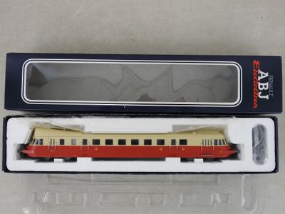 une photo d'un petit train dans une boîte posée sur une table