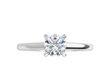 une bague sertie d'un seul diamant sur fond blanc