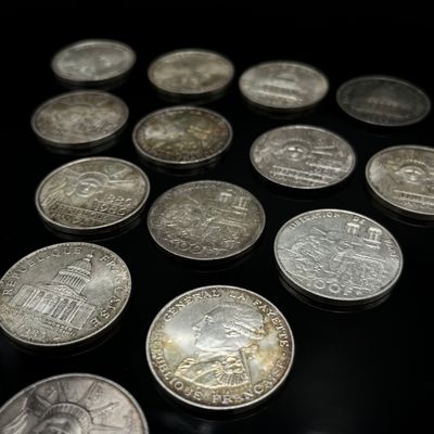 Plusieurs pièces sont disposées en cercle sur une surface noire
