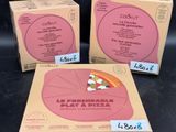trois boîtes de pizza posées les unes à côté des autres sur une table