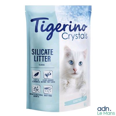 un sac de litière pour chat « Tigerino Crystals » posé sur un fond blanc