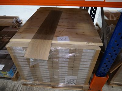 une palette en bois posée sur une autre palette