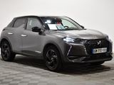 Le nouveau SUV DSX est garé sur un sol à damier