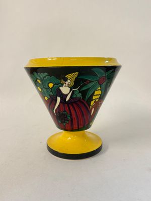 une image représentant un vase jaune et noir orné d'une femme