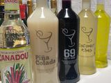 plusieurs bouteilles d'alcool sont alignées sur une table