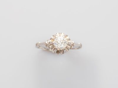 une bague en diamant et or blanc