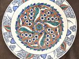 une assiette ornée d'un motif posée sur une table