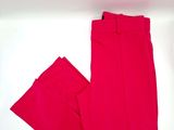 un pantalon rose posé sur une surface blanche, avec un fond blanc