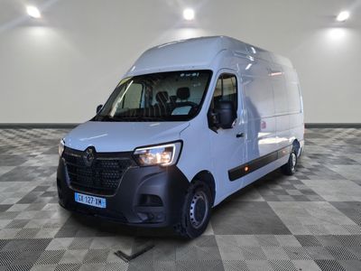 la camionnette blanche est garée sur le sol en damier d'une pièce