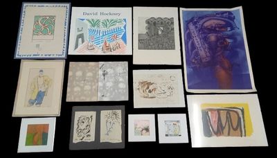 de nombreuses œuvres d'art de styles variés exposées sur la table