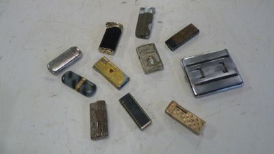 de nombreux types de briquets, disposés sur une table