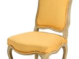 une image représentant une chaise dont l'assise est recouverte d'un tissu jaune