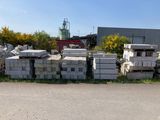 un gros tas de briques posé au bord de la route