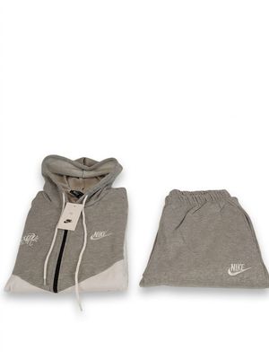 Ensemble composé d'un sweat à capuche gris et d'un pantalon de survêtement, avec le logo Nike sur le côté