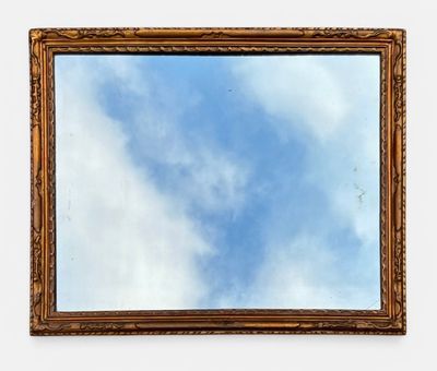 Miroir rectangulaire en bois et stuc doré, l'encadrement à d…
