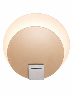 un gros plan d'une lampe fixée au mur