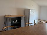 une cuisine avec une table et des chaises