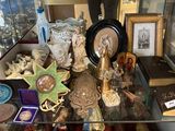 une vitrine en verre contenant de nombreux objets