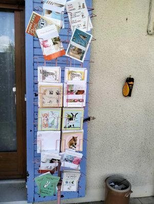 une photo d'une porte sur laquelle sont accrochées plusieurs cartes