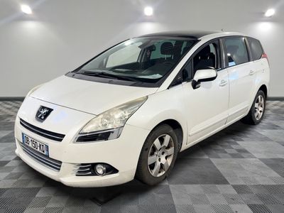 la photo d'une voiture blanche garée dans un garage