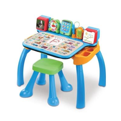 une petite table avec deux tabourets et une horloge posée dessus