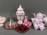 beaucoup d'objets roses et blancs posés sur la table