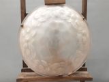un grand objet blanc posé sur un socle en bois