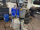 une machine qui est garée dans un garage avec quelques pneus
