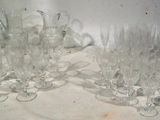 un grand nombre de verres à vin vides posés sur une table