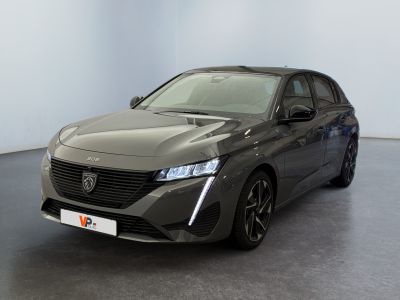 vue de face d'une voiture de couleur sombre dans une pièce blanche