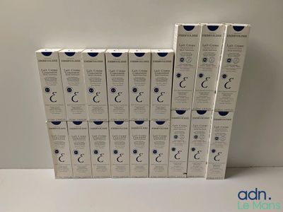 une pile de six boîtes de savon posée sur une table