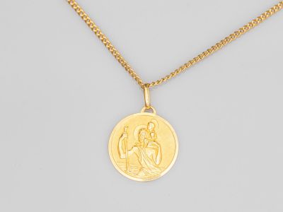 un collier plaqué or orné d'une image de la Vierge à l'Enfant