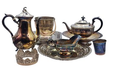 un service à thé en argent posé sur un plateau en argent, avec des tasses et des soucoupes