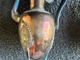 deux vases anciens en argent posés sur un sol recouvert de moquette