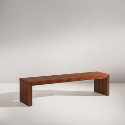un banc en bois sur fond blanc