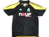 un t-shirt noir et jaune portant l'inscription « neuf »