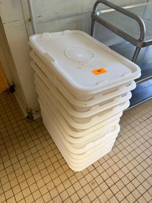 une pile de récipients en plastique posée sur un chariot en métal