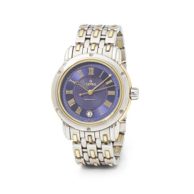 gros plan d'une montre-bracelet avec des chiffres romains