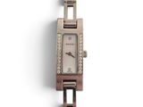une image d'un gros plan d'une montre-bracelet sur une surface blanche