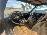 une vue de l'intérieur d'une voiture depuis le siège du conducteur